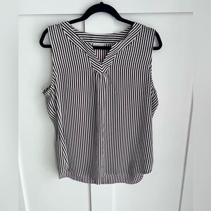 V-neck stripe sleeveless blouse!